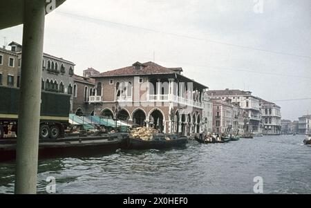Blick auf den Kanal und seine Palazzi. Auf der rechten Seite des Kanals (links im Bild) der Campo della Pescaria [automatisierte Übersetzung] Stockfoto