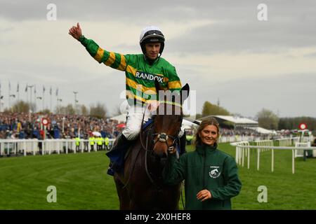 Liverpool, Großbritannien, 12. April 2024. Jockey Mark Walsh grüßt die Menge, nachdem er 1,45 die Mildmay Novices' Tureple Chase in Aintree auf Inothewayyurthinkin gewonnen hatte. Foto: Paul Blake/Alamy Sports News Stockfoto