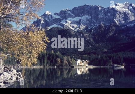 Eibsee und Waxenstein. Das Eibsee Hotel spiegelt sich im Wasser des Sees. [Automatisierte Übersetzung] Stockfoto