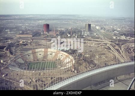 Ansicht des im Bau befindlichen Olympiastadions vom Fernsehturm [automatisierte Übersetzung] Stockfoto