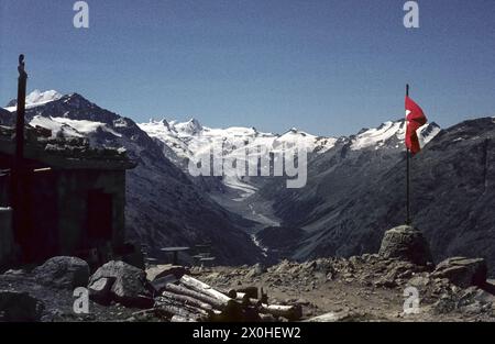 An der Segantini Hütte auf dem Schafberg. Blick auf das Val Roseg und die Bernina-Gruppe [automatisierte Übersetzung] Stockfoto