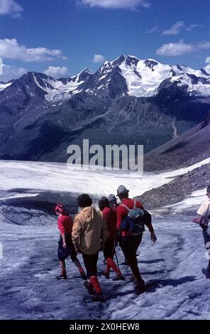 Durch den Spiegelentferner. Wandergruppe auf dem Abstieg vom Ramoljoch nach Vent. Im Hintergrund die Ötztaler Wildspitze. [Automatisierte Übersetzung] Stockfoto