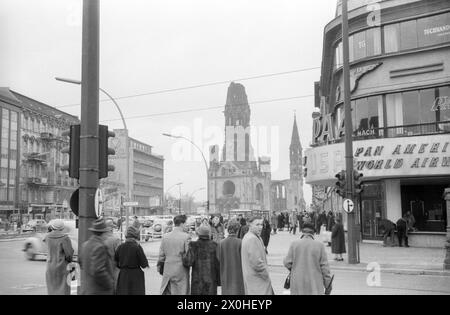 An der Kreuzung Ku'Damm und Joachimstaler Straße warten Passanten an einer Ampel auf die Straße. In der Mitte des Bildes befinden sich die Ruinen der Gedächtniskirche. [Automatisierte Übersetzung] Stockfoto