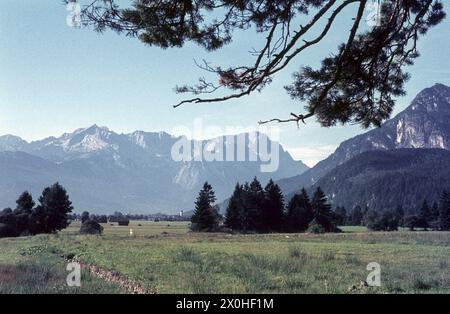 Blick auf Garmisch-Partenkirchen und das Wettersteingebirge mit Alp und Zugspitze sowie den Kramer rechts. [Automatisierte Übersetzung] Stockfoto