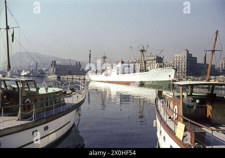 Der alte Hafen von Barcelona mit Yachten. Die Columbus-Statue auf der Rückseite [automatisierte Übersetzung] Stockfoto