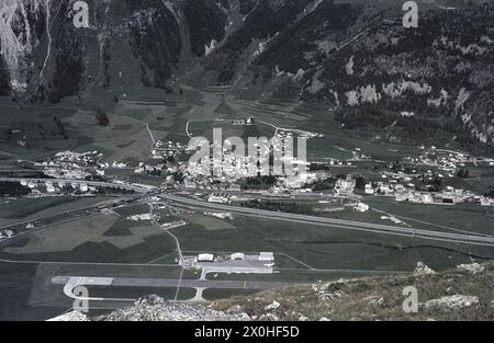 Blick auf Samedan vom Muottas Muragl Panoramablick. [Automatisierte Übersetzung] Stockfoto