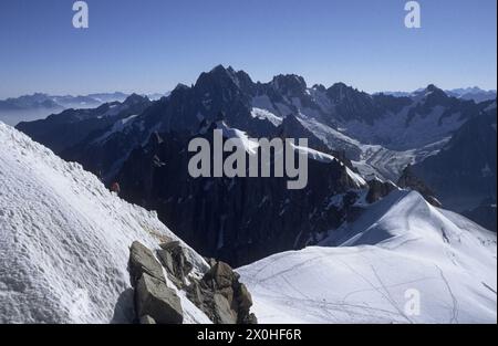 Blick über Gletscher mit den Spuren vieler Bergsteiger zum Glacier de TalÃ¨fre bei klarem Wetter. [Automatisierte Übersetzung] Stockfoto