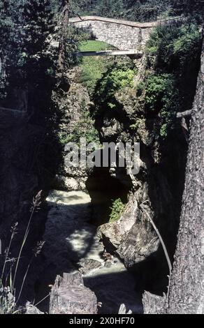 Die Punt Ota, eine Fußgängerbrücke über den Bernina-Fluss in Pontresina [automatisierte Übersetzung] Stockfoto