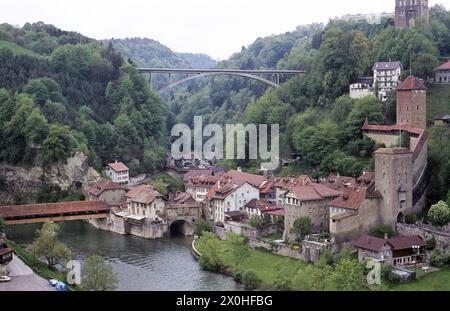 Blick auf Freiburg, die Saane, die Berner Brücke und die Galterntaler Brücke auf der Rückseite. [Automatisierte Übersetzung] Stockfoto