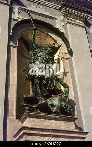 Erzengel Michael zwischen den Portalen von St. Michaels Kirche in der Fußgängerzone. [Automatisierte Übersetzung] Stockfoto
