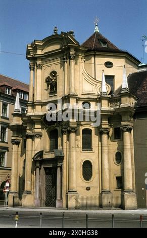 Vor der Kirche in der Pacelli Street. [Automatisierte Übersetzung] Stockfoto