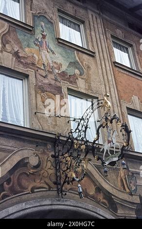 Inn-Schild und Lüftlmalerei auf dem Gebäude der ehemaligen Post in der Ludwigstraße Stockfoto