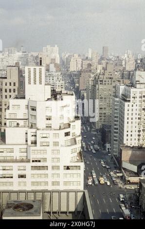 Blick vom Dach eines Bürogebäudes auf die 2nd Avenue und die Wolkenkratzer von Manhattan. [Automatisierte Übersetzung] Stockfoto