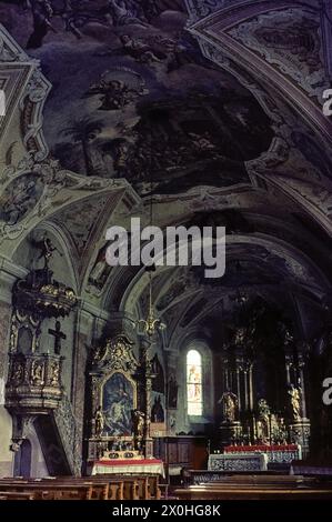 Das Innere der römisch-katholischen Pfarrkirche der Jungfrau Maria. [Automatisierte Übersetzung] Stockfoto