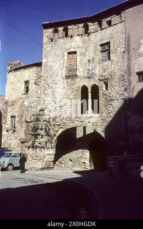 Platz aus römischer Zeit mit Teilen der alten Beguinage. Ein Mann steht an der Mauer, daneben stehen Autos. [Automatisierte Übersetzung] Stockfoto