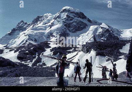 Sommerskifahrer erreichen das Skigebiet von der Seilbahnstation Trockener Steg. [Automatisierte Übersetzung] Stockfoto