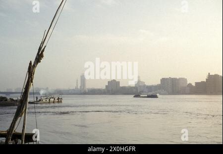 Blick auf den Fluss mit Booten und Wolkenkratzern am anderen Ufer am Morgen. [Automatisierte Übersetzung] Stockfoto