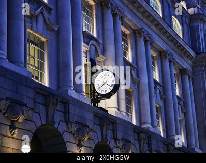 Architektonische Details einer Uhr auf der Außenseite des Bahnhofs Britomart, Auckland City, Nordinsel, Neuseeland Stockfoto