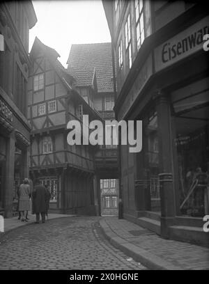 Zuckerbrot drehte sich um 1925 in einer Hildesheimer Gasse auf den Kopf. [Automatisierte Übersetzung] Stockfoto