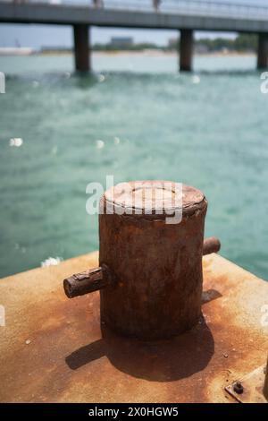 Rostige Metallstrukturen am Pier, Vintage, Hintergrund, Atmosphäre Stockfoto