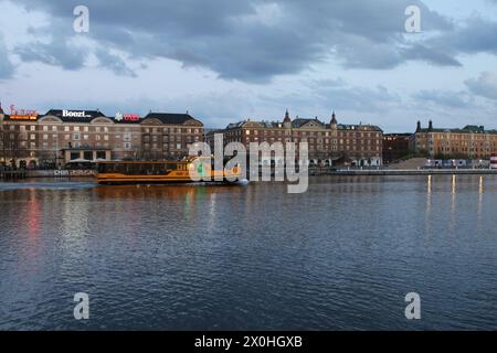 Gelber Bootsbus in der Abenddämmerung im Kopenhagener Hafen Dänemark April 2024 Stockfoto