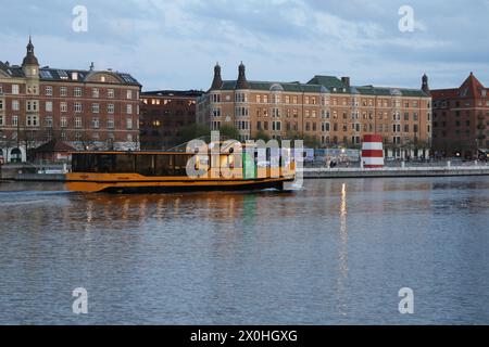 Gelber Bootsbus in der Abenddämmerung im Kopenhagener Hafen Dänemark April 2024 Stockfoto