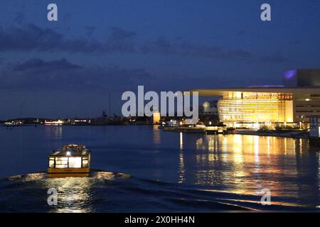 Bootsbus und Königliche Dänische Oper bei Nacht Dänemark Kopenhagen Dänemark April 2024 Stockfoto