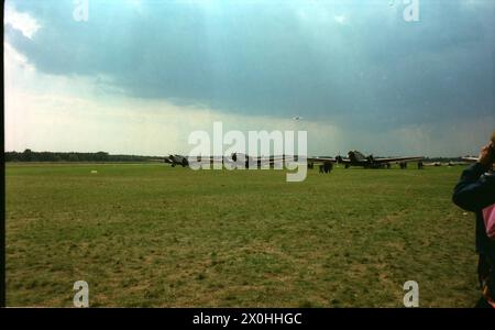 Im Sommer 1994 wurde der alte Werksflugplatz von Junkers für die Zivilluftfahrt (wieder)eröffnet, nachdem er weitgehend militärisch genutzt wurde. Es war ein bewegendes Erlebnis, 4 JU 52 (drei Schweizer und die Lufthansa) in Formation und tief über dem Flugplatz fliegen zu sehen. [Automatisierte Übersetzung] Stockfoto