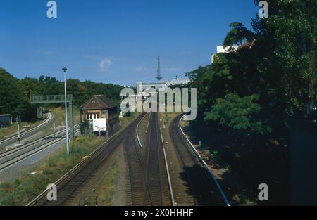 Dieses Foto stammt aus allen Epochen, zumindest seit den 1930er Jahren Das Stellwerk links, mal komplett, mal im Detail, mit Funkturm, Stadbahnüberführung, manchmal mit und manchmal ohne Zug, manchmal mit und manchmal ohne Südringkurve usw. [automatisierte Übersetzung] Stockfoto