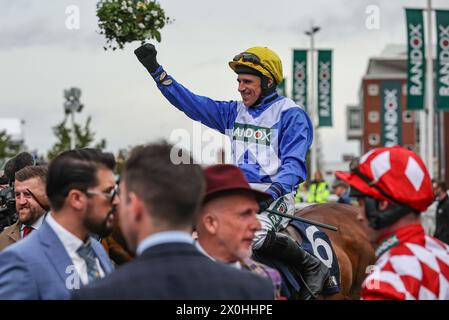 Liverpool, Großbritannien. April 2024. Kateira, geritten von Harry Skelton, gewinnt beim Randox Grand National 2024 Ladies Day am 12. April 2024 auf der Aintree Racecourse, Liverpool, Vereinigtes Königreich (Foto: Mark Cosgrove/News Images) in Liverpool, Vereinigtes Königreich am 12. April 2024. (Foto: Mark Cosgrove/News Images/SIPA USA) Credit: SIPA USA/Alamy Live News Stockfoto