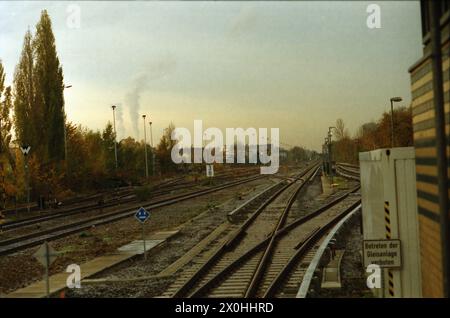 Der Blick geht auch auf die kleine Reversieranlage des unteren Schöneberger Bahnhofs. Links befinden sich die Reste der ehemaligen Hauptbahngleise, die teilweise für die Materialzüge zur Baustelle Potsdamer Platz reaktiviert worden waren. [Automatisierte Übersetzung] Stockfoto