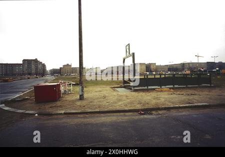 Oberhalb liegt noch eine Gähneleere, unterirdisch wird der Bahnhof Potsdamer Platz am 1. März 1992 wieder in Betrieb genommen. [Automatisierte Übersetzung] Stockfoto