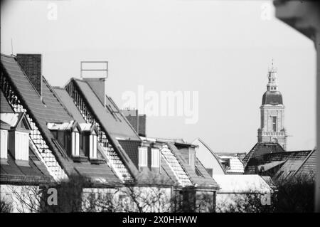 Der Blick schweift entlang der Dachreihe an der Deidesheimerstraße in Richtung Rathaus Friedenau. Stockfoto