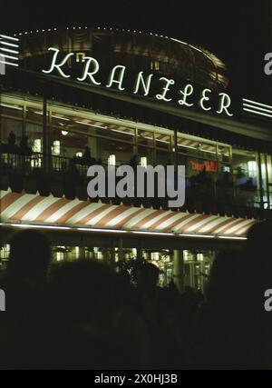 Eine Menschenmenge vor dem nächtlichen Kaffee Kranzler an der Ecke Joachimstalerstraße und Kurfürstendamm in Berlin. [Automatisierte Übersetzung] Stockfoto