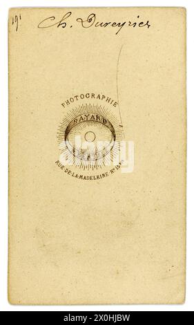 Rückseite des französischen Originalalbumens aus den 1860er Jahren Carte de Visite (Visitenkarte oder CDV) Studio von Bayard & Bertell, Rue de la Madeleine, Paris (in diesem Studio von 1861 bis 1866 aktiv) Stockfoto