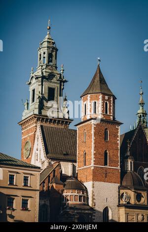 Uhr und Statuen auf dem mittelalterlichen Steinturm des Königsschlosses Wawel, Krakau, Polen Stockfoto