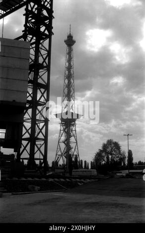 Es wird immer schwieriger, den Funkturm zu fotografieren. Das ICC, das Internationale Kongresszentrum, schleicht langsam dazwischen. Seine Erhaltung wird die Berliner Politiker noch Jahrzehnte auf Trab halten. [Automatisierte Übersetzung] Stockfoto