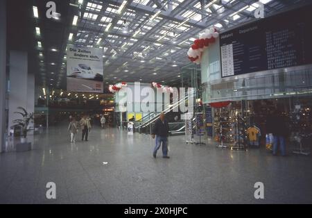 Feier am Ostbahnhof zum 10. Jahr der Schließung der Lücke am Bahnhof Friedrichstraße und Eröffnung der Glasempfangshalle am Ostbahnhof, Panorama-S-Bahn am Ostbahnhof Stockfoto