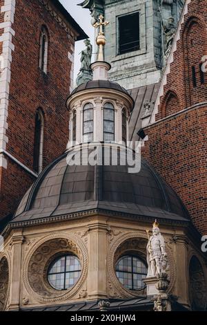 Steinstatue des Königs mit goldener Krone, mittelalterlicher Stuck an den Wänden des Königsschlosses Wawel, Krakau, Polen Stockfoto