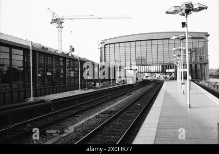 Der Bahnhof Zoologischer Garten war in den Tagen West-Berlins das „Tor“ zur Welt. Die Transitzüge nach Westdeutschland und die wenigen internationalen Züge hielten hier (neben Wannsee) [automatisierte Übersetzung]. Stockfoto