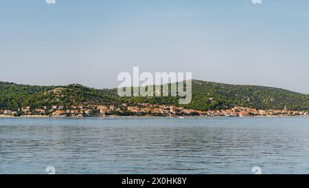 Dorfhäuser mit roten Dächern an der Adria, Insel Dugi Otok, Kroatien Stockfoto