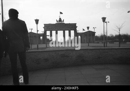 Heute weiß jeder, was seit der Wiedervereinigung am Brandenburger Tor vor sich ging. Es war um die Wende von 1970/71 sehr anders. Hier ist die düstere Aussicht von Ost-Berlin. Die Siegessäule ist im Hintergrund zu sehen. [Automatisierte Übersetzung] Stockfoto