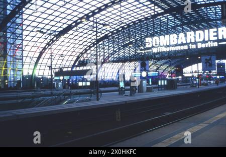 Die Einweihung des neuen Hauptbahnhofs war ein brillanter Abend das Bild zeigt nun die oberirdische Haupthalle. Gleichzeitig nahmen auch die anderen Bahnhöfe entlang der Tunnelstrecke am 28. Mai 2006 den Betrieb bzw. den vollen Betrieb auf. [Automatisierte Übersetzung] Stockfoto