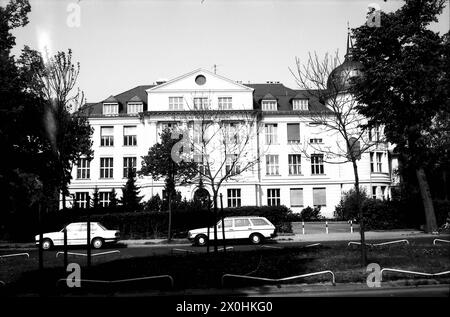 Otto Hahn, Fritz Strassmann und Lise Meitner entdeckten kurz vor dem Zweiten Weltkrieg die Kernspaltung im Gebäude der ehemaligen Kaiser-Wilhelm-Gesellschaft, der heutigen Freien Universität. [Automatisierte Übersetzung] Stockfoto