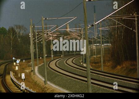 Am 24.2.2005 wurde die Strecke über Lichterfelde Süd hinaus bis Teltow Stadt verlängert, das Bild ist ein Linienbild im Hintergrund sieht man auch einen Bahnsteig und eine Lärmschutzwand. Auch auf der Hauptbahnbaustelle sind Fortschritte zu verzeichnen, die Freileitung ist immer noch mit neuen Teilen zu blinken. [Automatisierte Übersetzung] Stockfoto