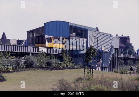 Eine M-Bahn verlässt den M-Bahnhof Bernburgerstraße in Berlin. 1988 waren es noch Testfahrten der M-Bahn. Bei der Planung wurde ein Fehler gemacht. Die Hälfte der Strecke lag auf der derzeit noch stillgelegten U-Bahn-Linie. Wäre er neben ihm und auch an der ehemaligen S-Bahn-Ringstrecke errichtet worden, hätte Berlin langfristig ein zukunftsweisendes Verkehrsmittel gehabt. Die Wiedereröffnung der U-Bahn zum Potsdamer Platz markierte das Ende der M-Bahn, da die Strecke wieder freigemacht werden musste. [Automatisierte Übersetzung] Stockfoto