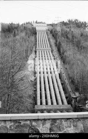 Das Bild zeigt die Fallrohre, die das Wasser von Walchensee zum Kraftwerk transportieren und durch die das Wasser von Kochelsee nach Walchensee gepumpt wird. [Automatisierte Übersetzung] Stockfoto