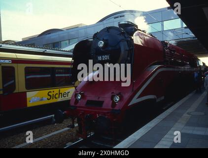 Am 1. September 1999 wurde der Bahnhof Potsdam Stadt in Potsdam Hauptbahnhof umbenannt. Sie ist zugleich Endbahnhof der S-Bahn-Linie S7. Ein seltener Gast ist auf der Hauptlinie zu finden. Die Dampflokomotive der Baureihe 18 201 Musum. [Automatisierte Übersetzung] Stockfoto