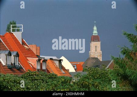 Der Blick schweift entlang der Dachreihe an der Deidesheimerstraße in Richtung Rathaus Friedenau. Stockfoto