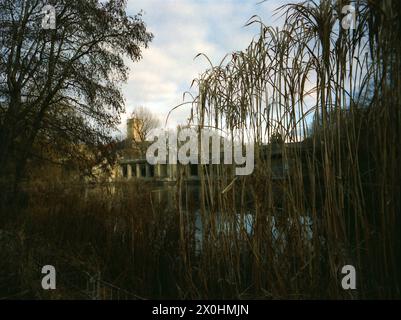 Der Volkspark schlängelt sich entlang einer Kette von Seen glazialen Ursprungs vom Schöneberger Rathaus bis zur Stadtautobahn im Westen, hier mit dem U-Bahnhof Schöneberg. [Automatisierte Übersetzung] Stockfoto